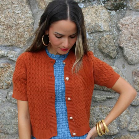 Cardigan manga corta.